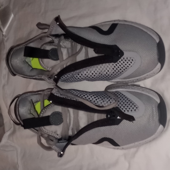 Kids size US 6.5 black and gray sneakers - Picture 3 of 6